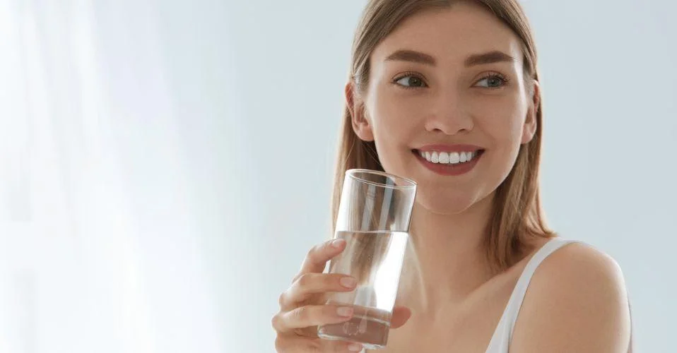 The Best Oral Care Routine for healthy teeth, gums and fresh breath with daily brushing, flossing, hydration and oral hygiene tips
