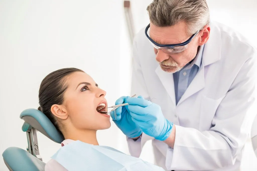 The Best Oral Care Routine for healthy teeth, gums and fresh breath with daily brushing, flossing, hydration and oral hygiene tips